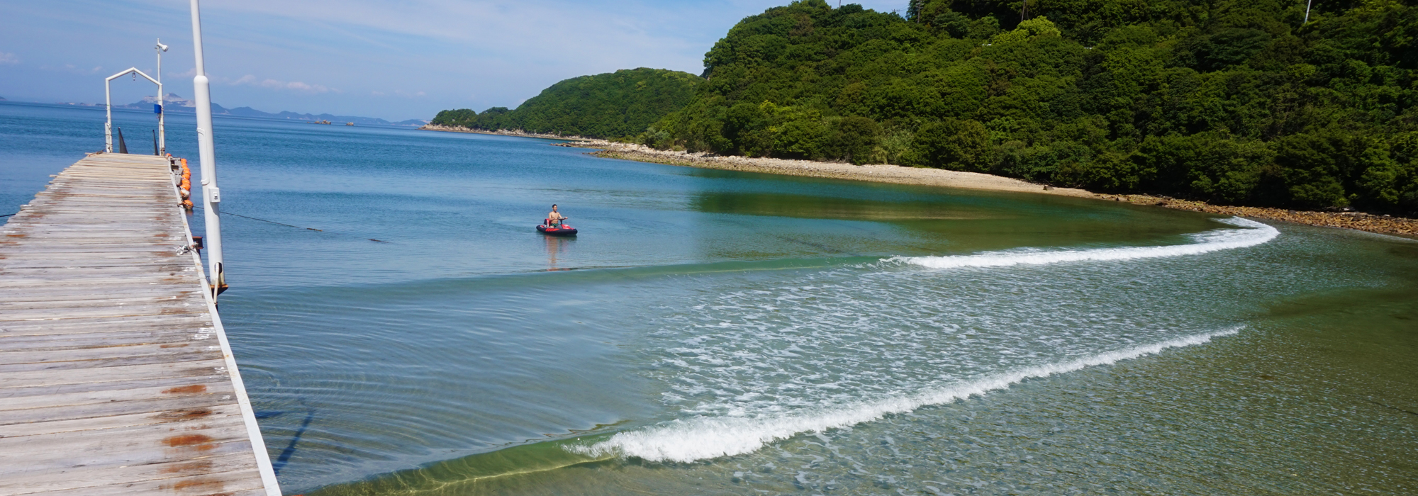 緑に囲まれた小豆島の海で優雅なひとときを