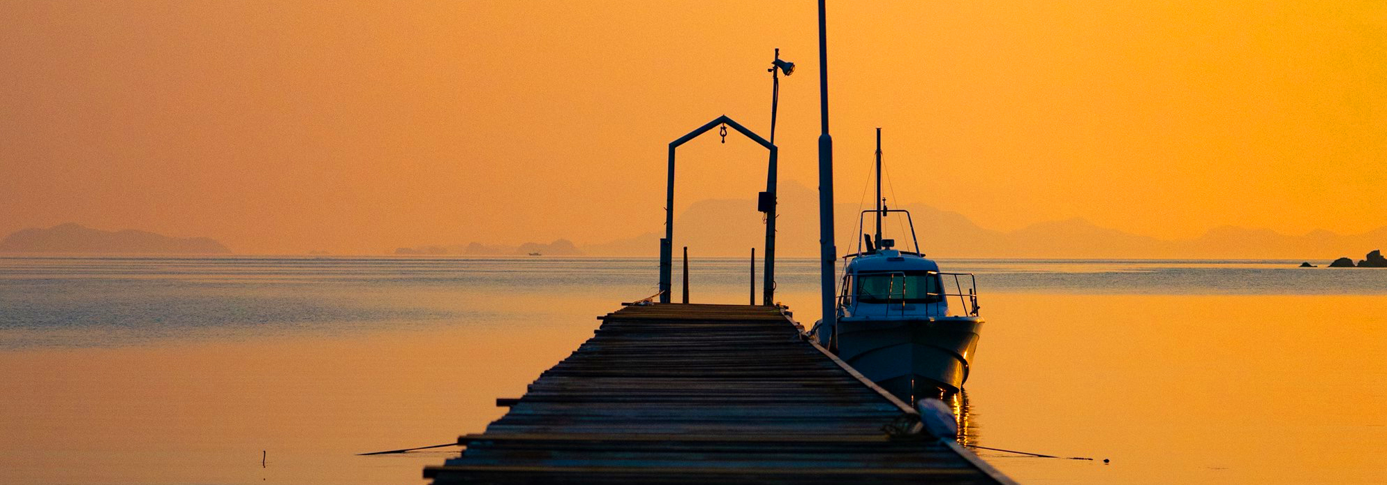 「シータイガーアイランドイン小豆島」の桟橋に泊まる船