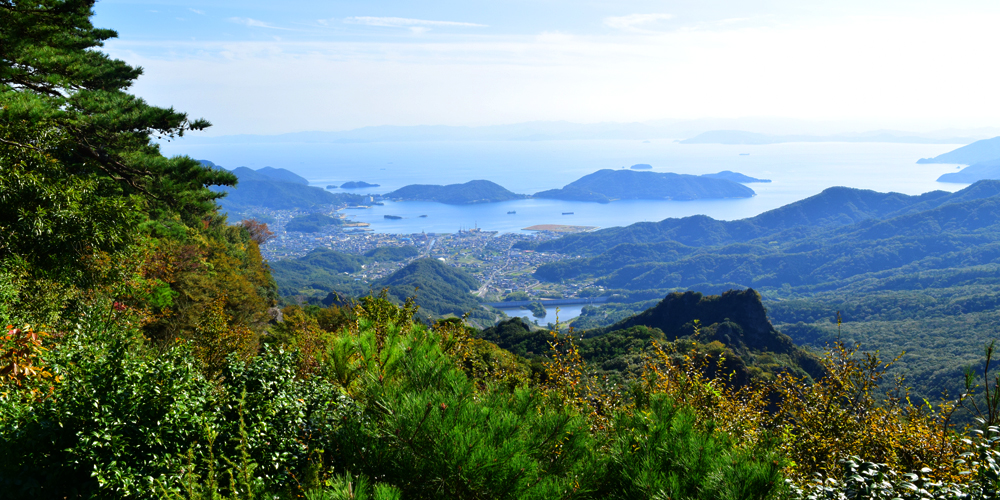 寒霞渓から眺められる綺麗な瀬戸内海の綺麗な海と小豆島の山々