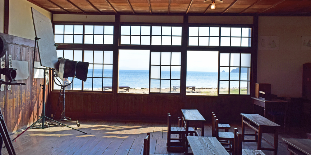 海を眺めながら勉強ができる教室は二十四の瞳映画村ならではです