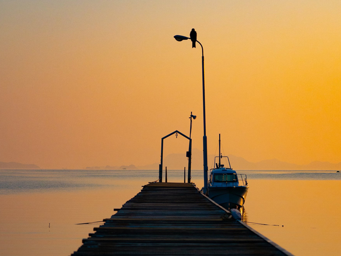 小豆島の夕日とシータイガーアイランドインの桟橋に停泊する船