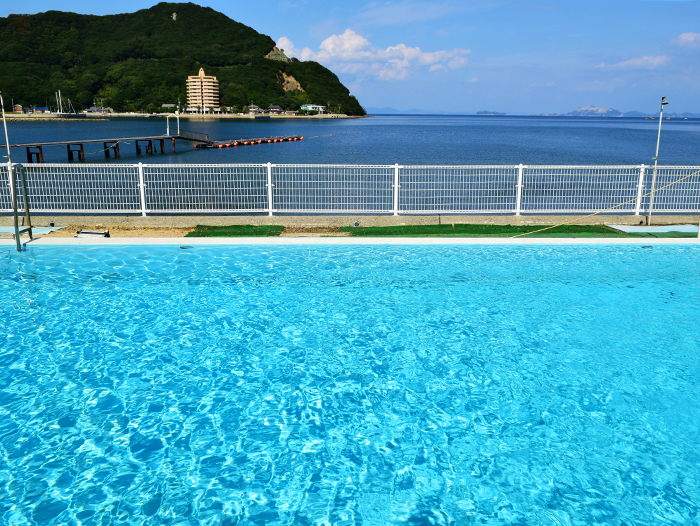 瀬戸内海の離島・香川県・小豆島のビーチリゾートホテル・おすすめ宿・宿泊施設・オーシャンビューコテージにある海の見える野外プールで泳ぐ