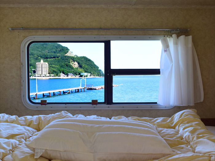 小豆島の海が見えるトレーラーハウスに宿泊する。